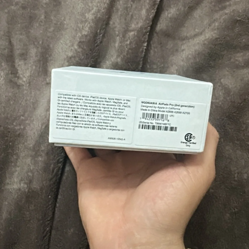 Apple White Headset with Minimalist Design